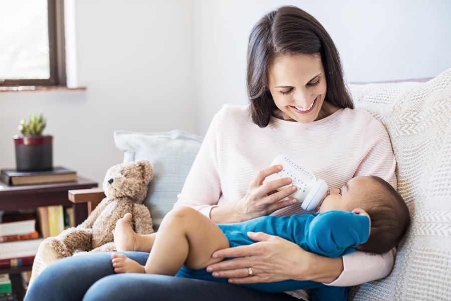 Mutter füttert Baby_01 ss